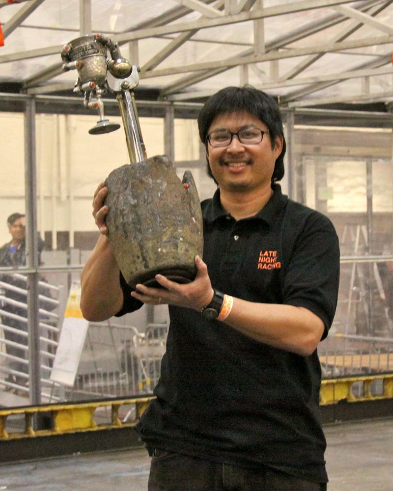 Gary Gin lifts the Combots Cup