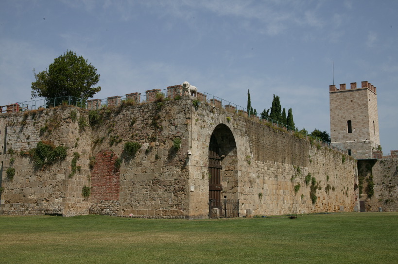 The fortress walls of "Il Piazza del Duomo"
